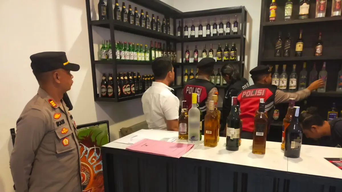 Petugas gabungan mengamankan ratusan botol miras ilegal saat razia di Desa Candirejo, Magetan, sebagai tindak lanjut laporan warga. FOTO: ISTIMEWA