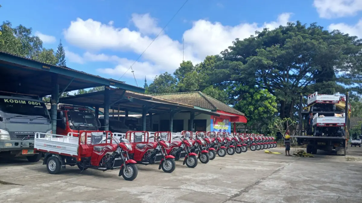 Puluhan motor roda tiga disiapkan untuk disalurkan ke desa sebagai operasional KDKMP. FOTO: KODIM 0801 PACITAN