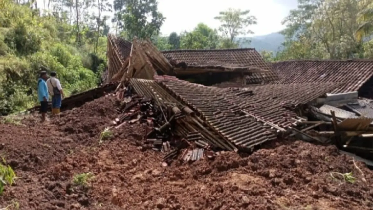 Rumah warga di Desa Pakisbaru ambruk tertimbun longsor akibat hujan deras dan angin kencang. FOTO: BPBD PACITAN