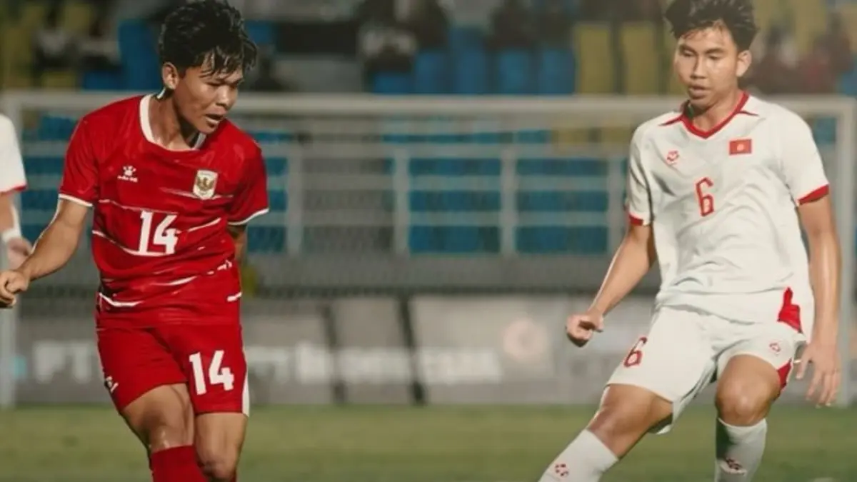 SAMA KUAT: Pemain Timnas Indonesia U17 mendapat kawalan ketat dari pemain Vietnam U17. (IG @timnasindonesia)