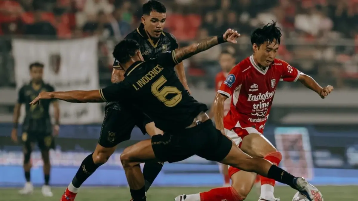 SERU: Pemain Bali United mendapat kawalan ketat dari pemain Malut United. (IG @baliunitedfc)