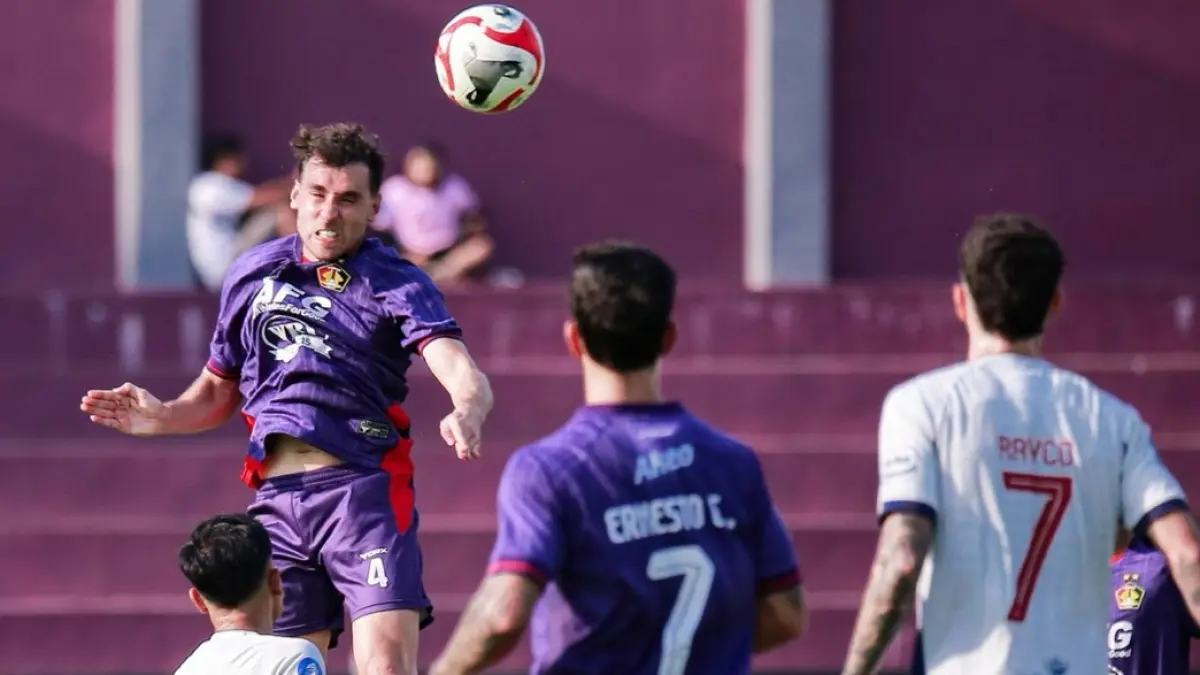 TIGA POIN: Pemain Persik Kediri berduel dengan pemain Persita dalam laga pekan ke-28 di Stadion Brawijaya, Minggu (19/4) sore. (IG @persikfcofficial)