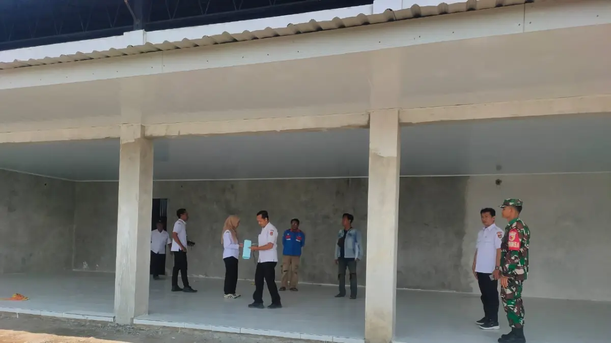 Tim DPUPR Ngawi mengecek pembangunan KDMP yang belum mengantongi izin PBG. FOTO: DPUPR NGAWI