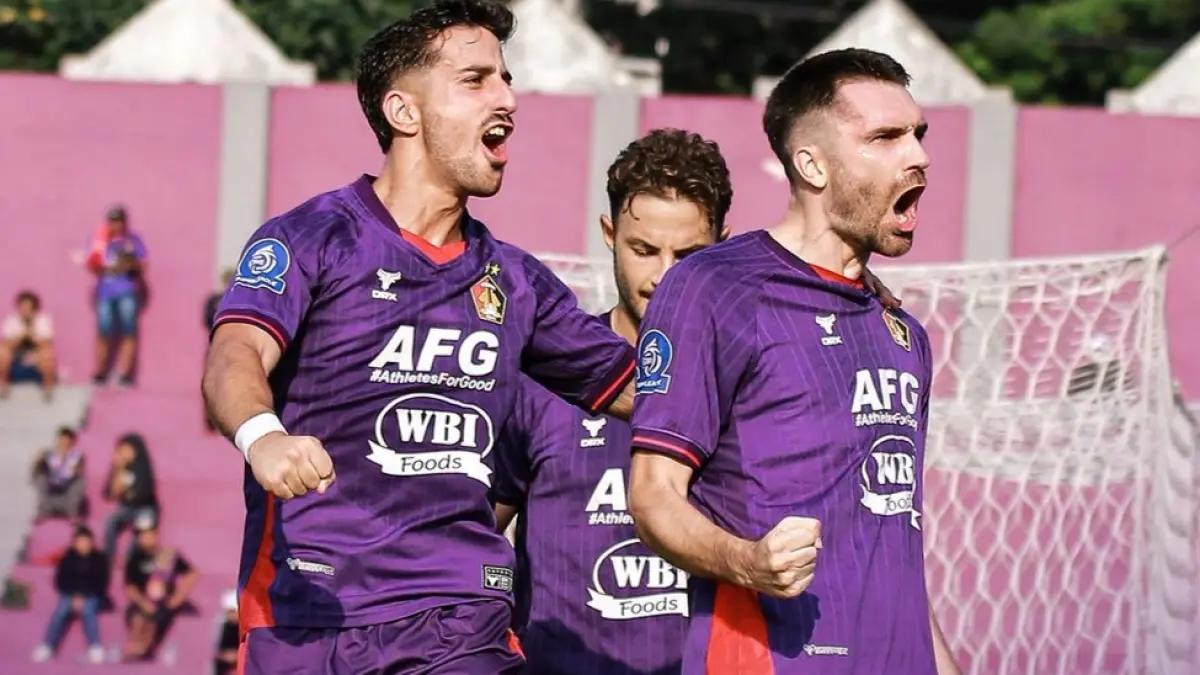 UNGGUL TIPIS: Pemain Persik Kediri Jon Toral merayakan golnya ke gawang Persita Tangerang. (IG @persikfcofficial)