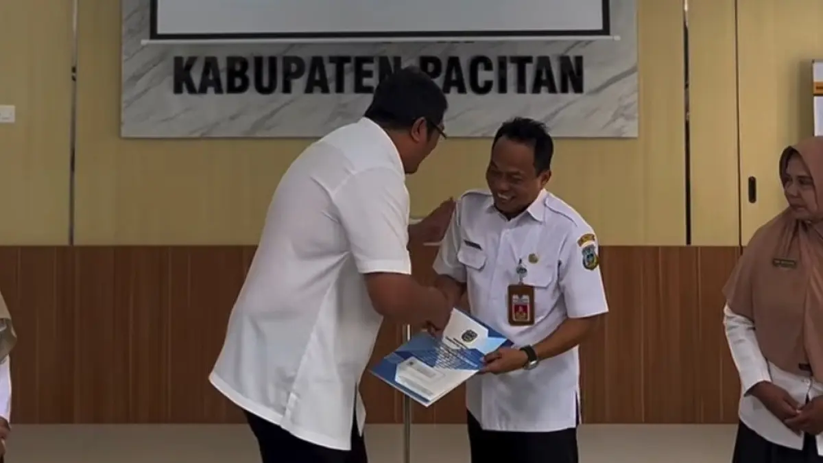 Wabup Pacitan menyerahkan SK pensiun kepada puluhan PNS periode Juli–Agustus 2026. FOTO: PROKOPIM PEMKAB PACITAN
