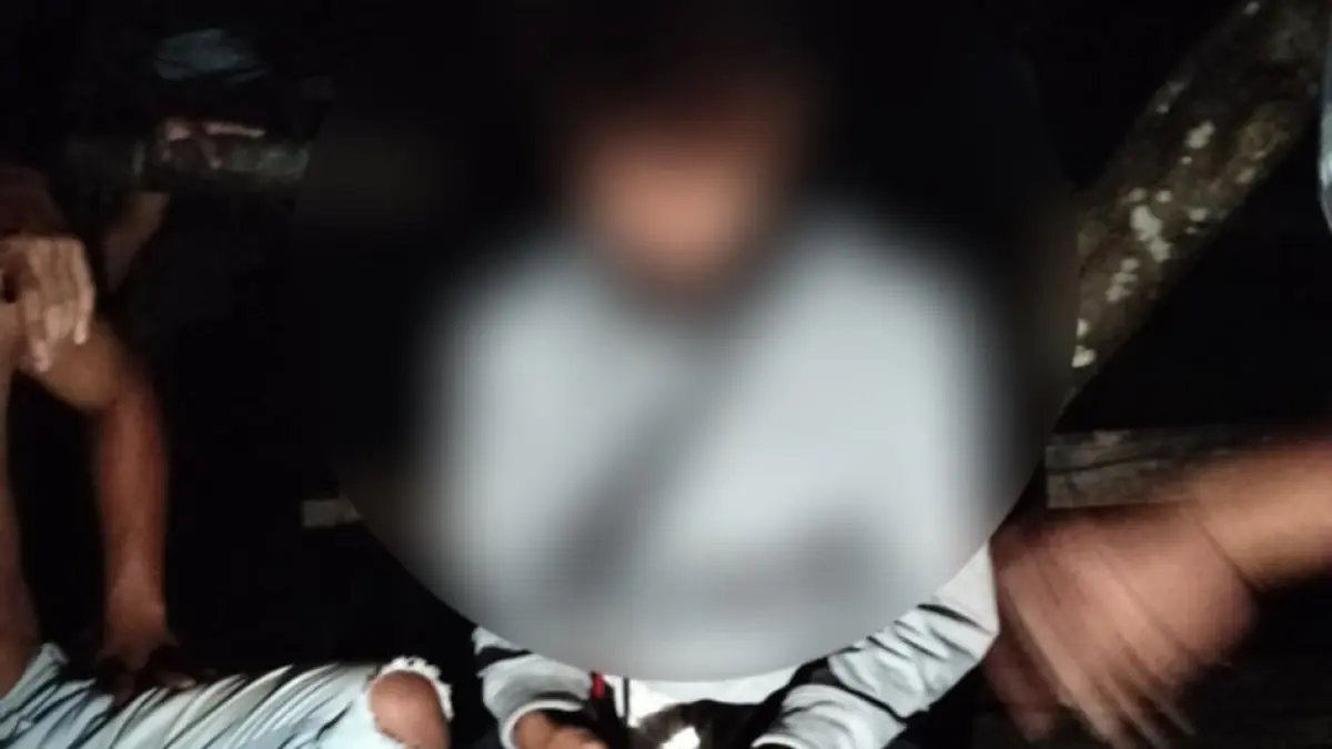 Warga mengamankan penagih utang di Desa Sirnoboyo, Pacitan, Sabtu (18/4), usai memicu ketegangan karena dugaan praktik penagihan bermasalah. FOTO: ISTIMEWA