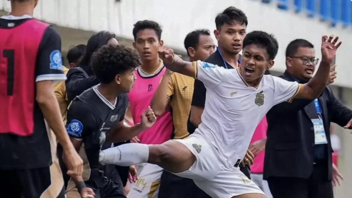 ANARKIS: Potongan gambar yang diduga salah satu bentuk anarkis pemain Bhayangkara Youth kepada pemain Dewa United Development. (website: dewaunited.com)