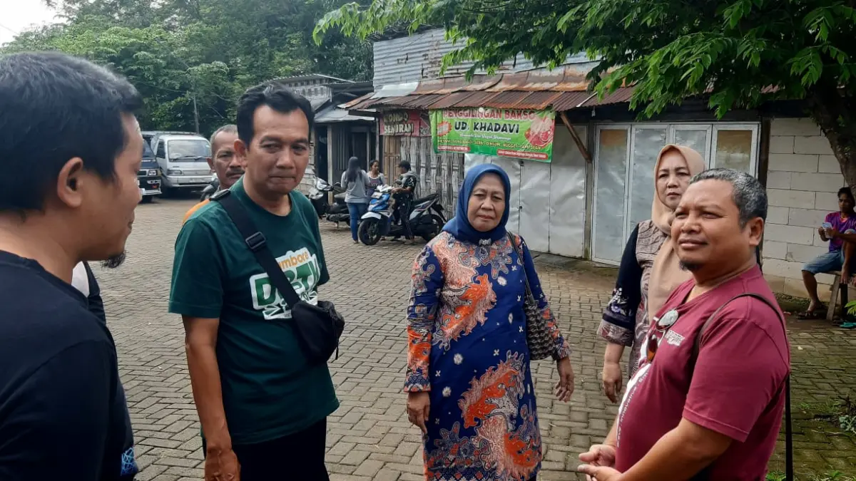 Anggota DPRD Ngawi saat meninjau kondisi jalan di selatan Pasar Jogorogo rusak dan dikeluhkan warga, perbaikan masih menunggu tindak lanjut usulan pemerintah desa. DOK RADAR NGAWI