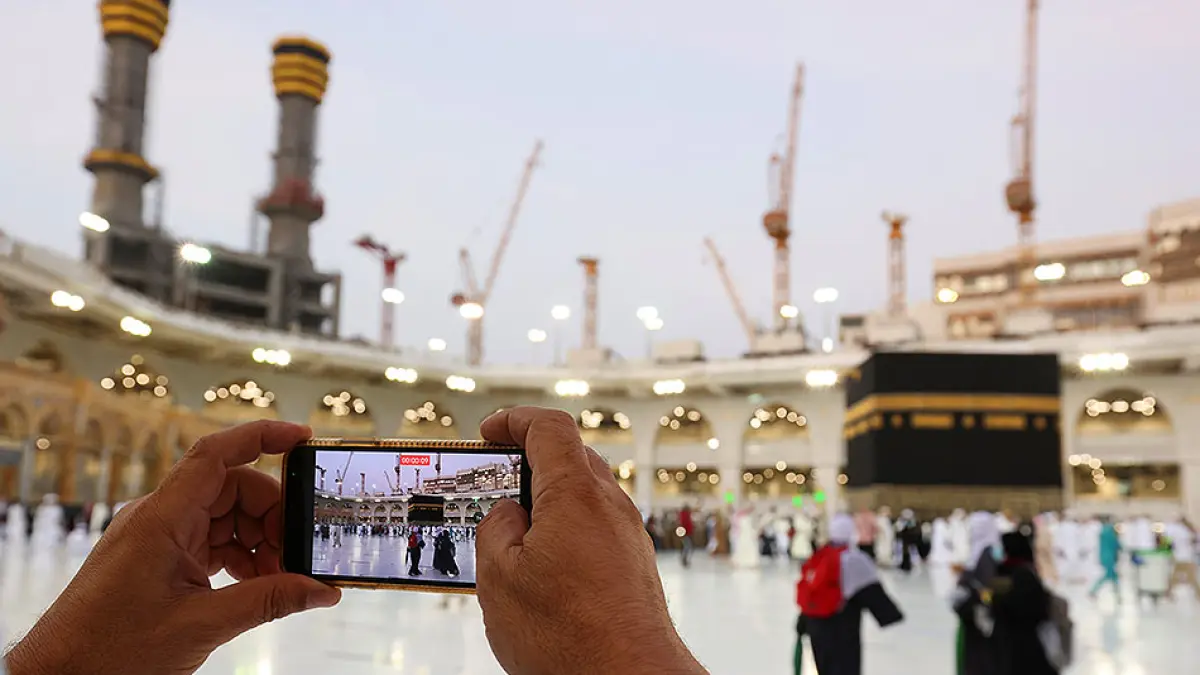 Ilustrasi foto kakbah menggunakan smartphone saat haji. (CDN)