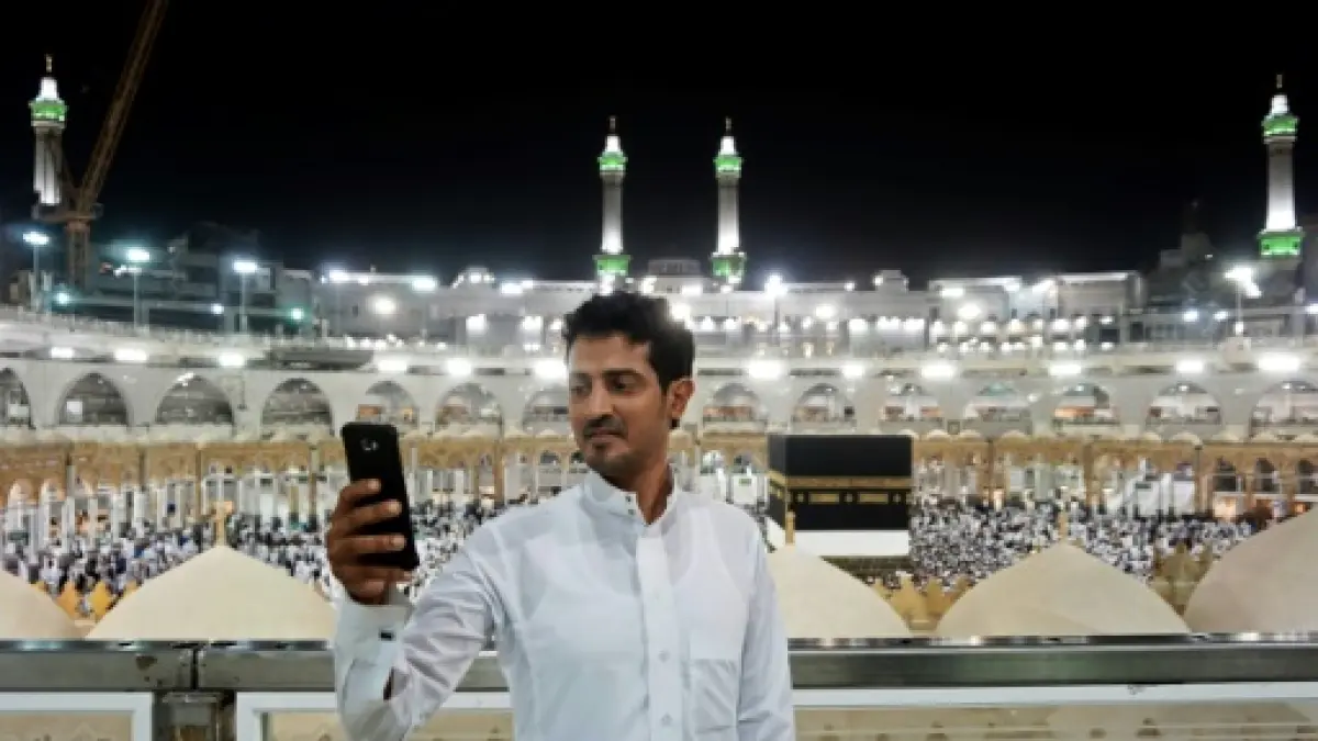 Ilustrasi menggunakan smartphone di sela ibadah haji. (CDN)