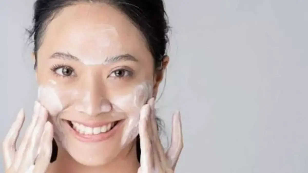 Ilustrasi skincare membersihkan bekas jerawat. (acne institute)