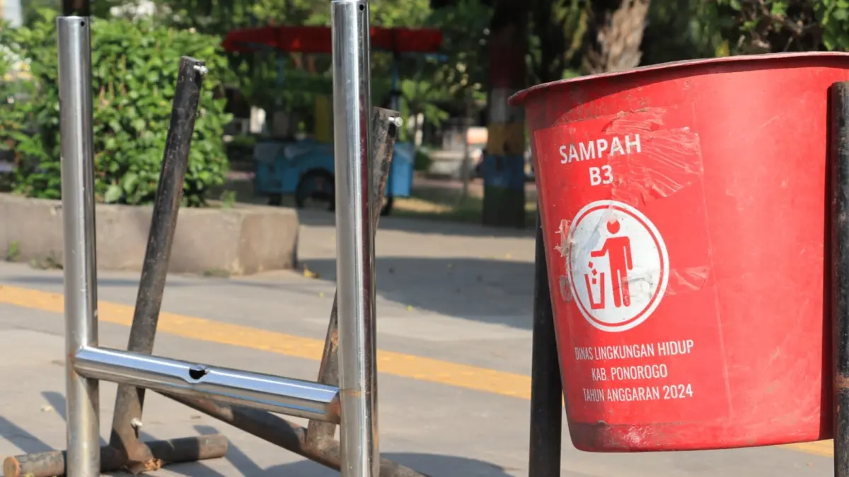 Kondisi tong sampah di Alun-Alun Ponorogo banyak yang hilang dan rusak, memicu persoalan kebersihan dan saluran tersumbat. SUGENG DWI N/RADAR PONOROGO