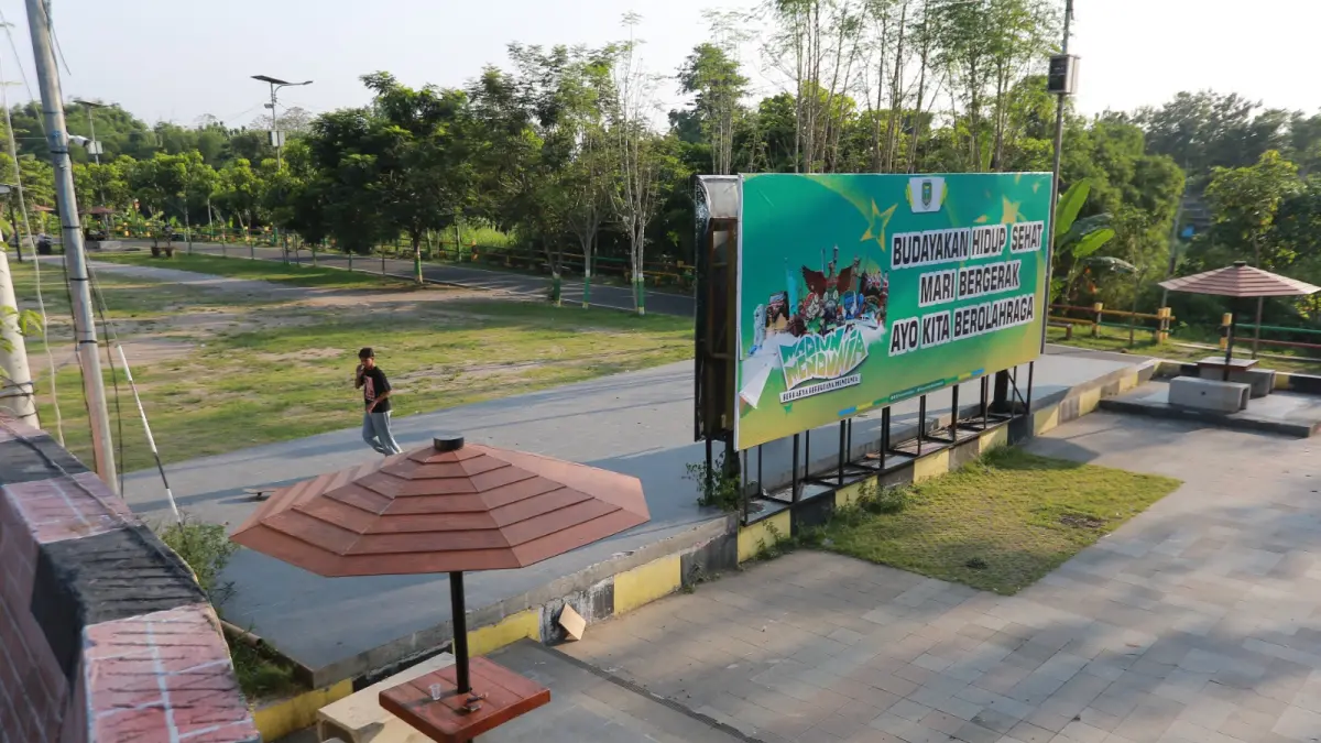 Pengunjung CFD di Taman Lalu Lintas Bantaran Kali Madiun. Kasus curanmor terjadi di area parkir, polisi lakukan penyelidikan. BAGAS BIMANTARA/RADAR MADIUN