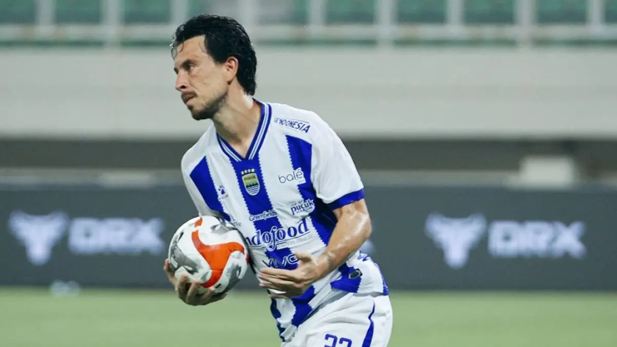 PENYELAMAT: Gelandang Persib Thom Haye berhasil mengeksekusi penalti ke gawang Dewa United. (IG @persib)