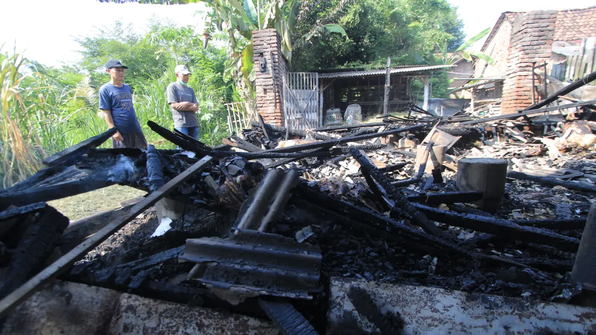 Petugas Damkar Magetan memadamkan kebakaran kandang kambing di Maospati yang menewaskan tujuh ekor ternak. FOTO: AJI PUTRA/RADAR MAGETAN