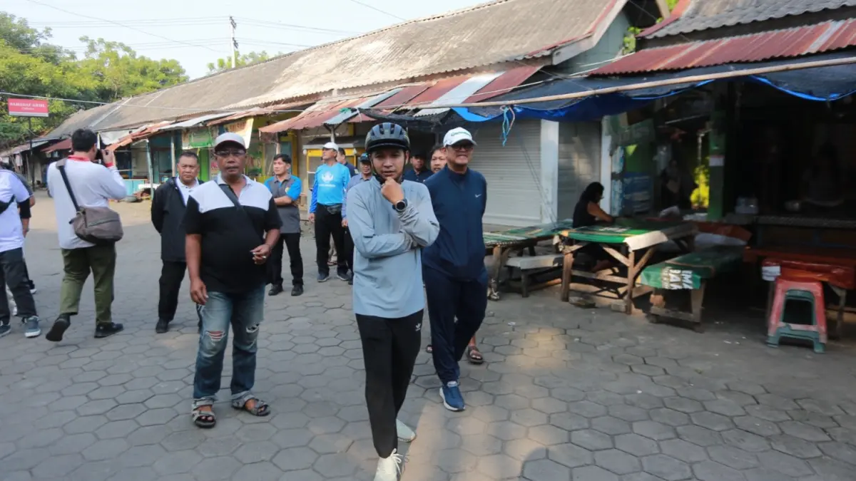 Plt Wali Kota Madiun F Bagus Panuntun meninjau Pasar Kotak untuk rencana penataan ulang dan peningkatan kebersihan kawasan pasar. BAGAS BIMANTARA/RADAR MADIUN