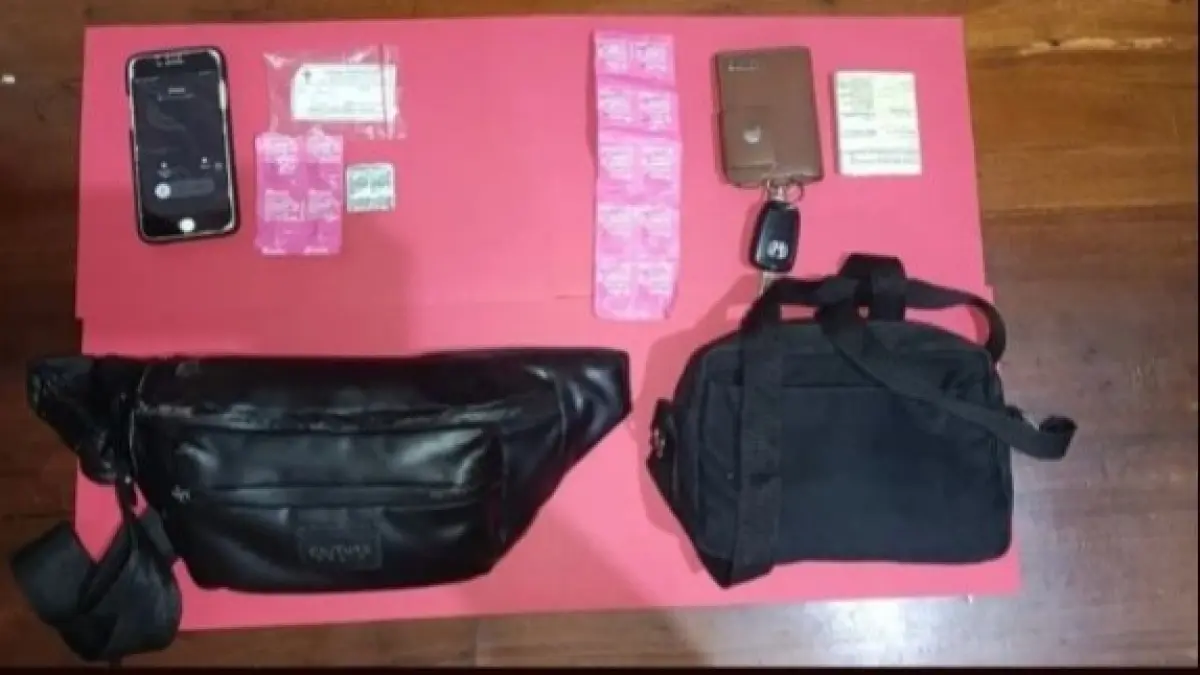 Polisi mengamankan barang bukti pil Dolgesik dan Riklona usai menangkap pengedar okerbaya di Pacitan. FOTO: ISTIMEWA