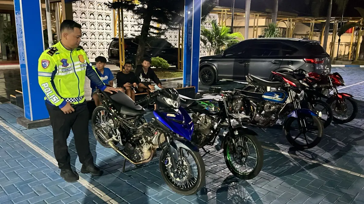 Sejumlah motor diamankan polisi usai diduga digunakan balap liar di kawasan JLS hingga Pancer Door, Pacitan. FOTO: SATLANTAS POLRES PACITAN