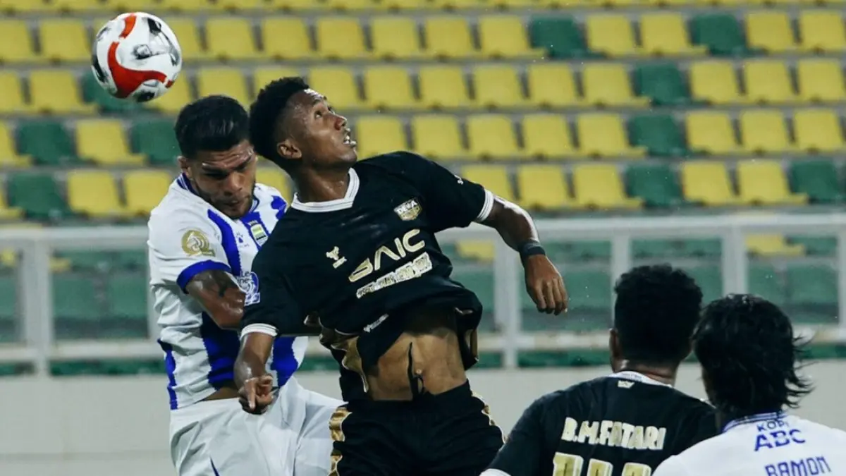 SENGIT: Pemain Dewa United berebut bola dengan pemain Persib Bandung dalam laga pekan ke-28 di Banten Intenational Stadium, Senin (20/4) malam. (IG @persib)