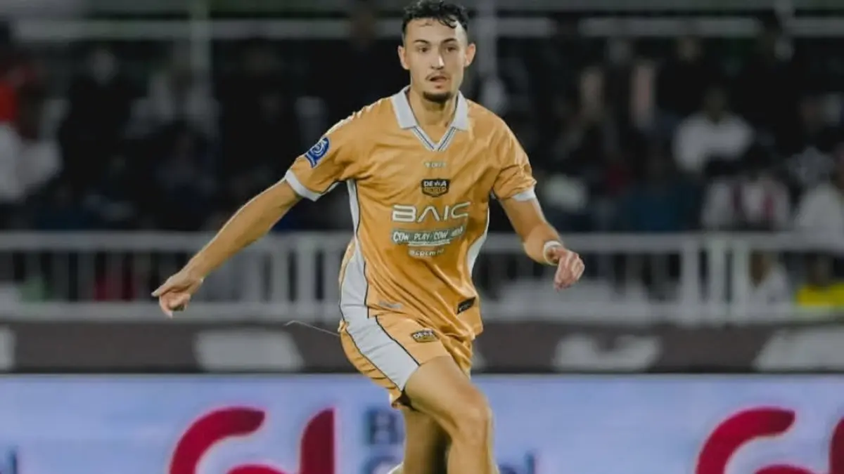 SERU: Gelandang Dewa United Ivar Jenner bakal bertemu dengan Thom Haye dan Eliano Reijnders dalam laga BRI Super League pekan ke-28 ini. (IG @dewaunitedfc)