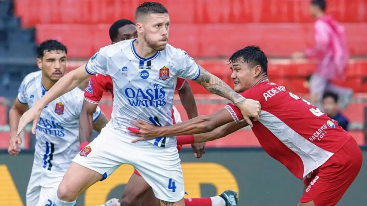 TAK BERDAYA: Pemain Semen Padang mencoba menghalangi pergerakan pemain Persijap Jepara dalam laga pekan ke-28 BRI Super League. (IG @persijap_jepara)