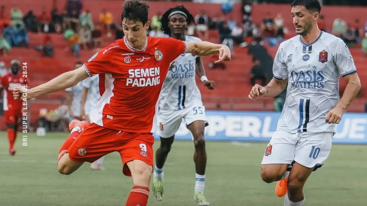 TERTINGGAL: Pemain Semen Padang mendapat kawalan ketat oleh pemain Persijap Jepara dalam laga pekan ke-28 BRI Super League. (IG @semenpadangfc.id)