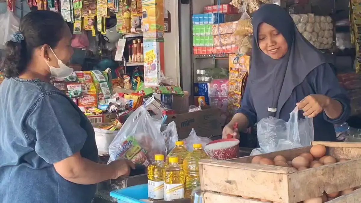Aktivitas jual-beli di Pasar Besar Ngawi. Harga minyak goreng melonjak akibat pasokan yang sulit. SUGENG DWI N/RADAR NGAWI