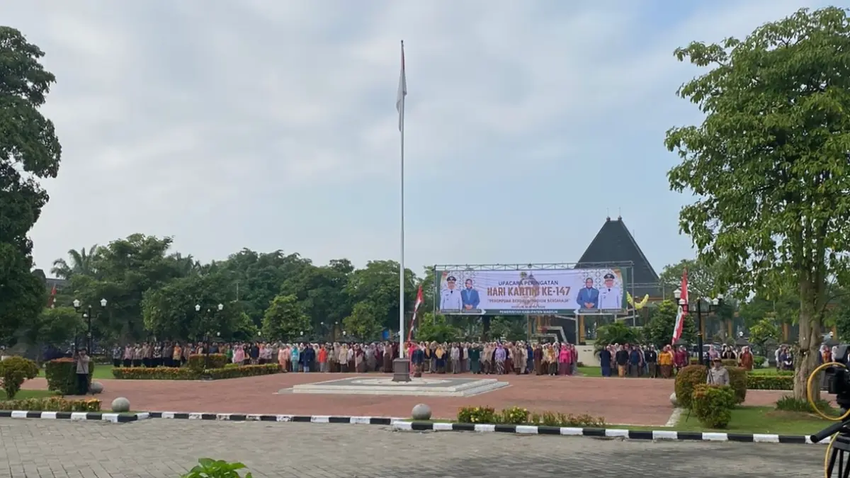 ASN perempuan menjadi petugas upacara dalam peringatan Hari Kartini di Kabupaten Madiun. LODITYA FERNANDES/RADAR MADIUN