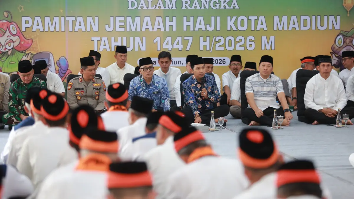 Calon jemaah haji Kota Madiun mengikuti doa bersama pamitan di rumah dinas wali kota sebelum keberangkatan. FOTO: BAGAS BIMANTARA/RADAR MADIUN
