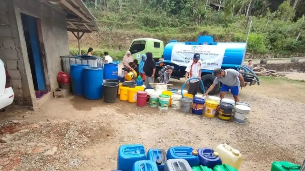 Distribusi bantuan air bersih di Pacitan saat musim kemarau. Tahun ini puluhan desa kembali terancam kekeringan. DOK RADAR PACITAN