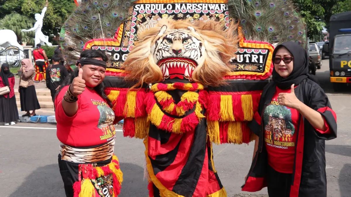 Grup Reog Sardulo Nareswari tampil di Ponorogo. Seluruh pemain, termasuk pembarong, diperankan oleh perempuan. SUGENG DWI N/RADAR PONOROGO