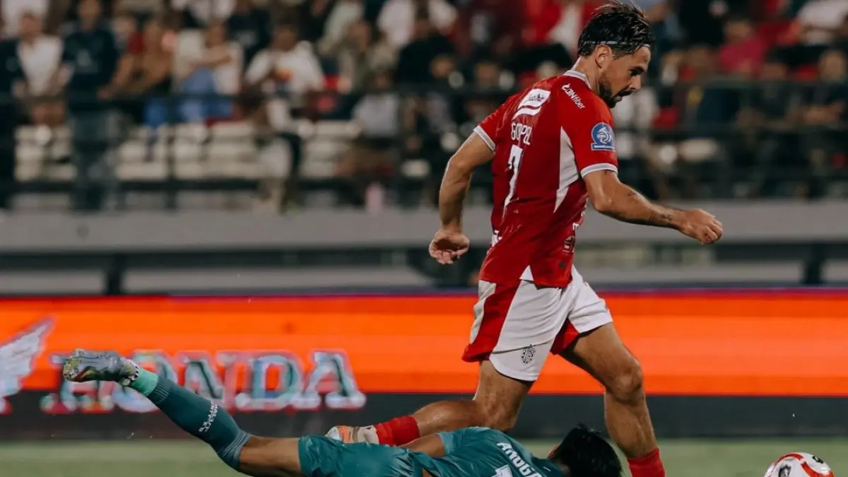 JATUH BANGUN: Pemain Bali United Tijmen Goppel membuat kiper Malut United jatuh bangun dalam laga pekan ke-28 lalu. (IG @baliunitedfc)