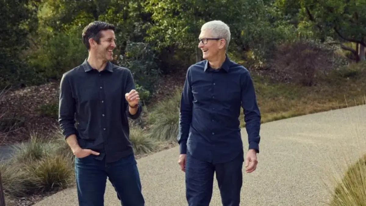 John Ternus berbincang dengan Tim Cook. (ANTARA)