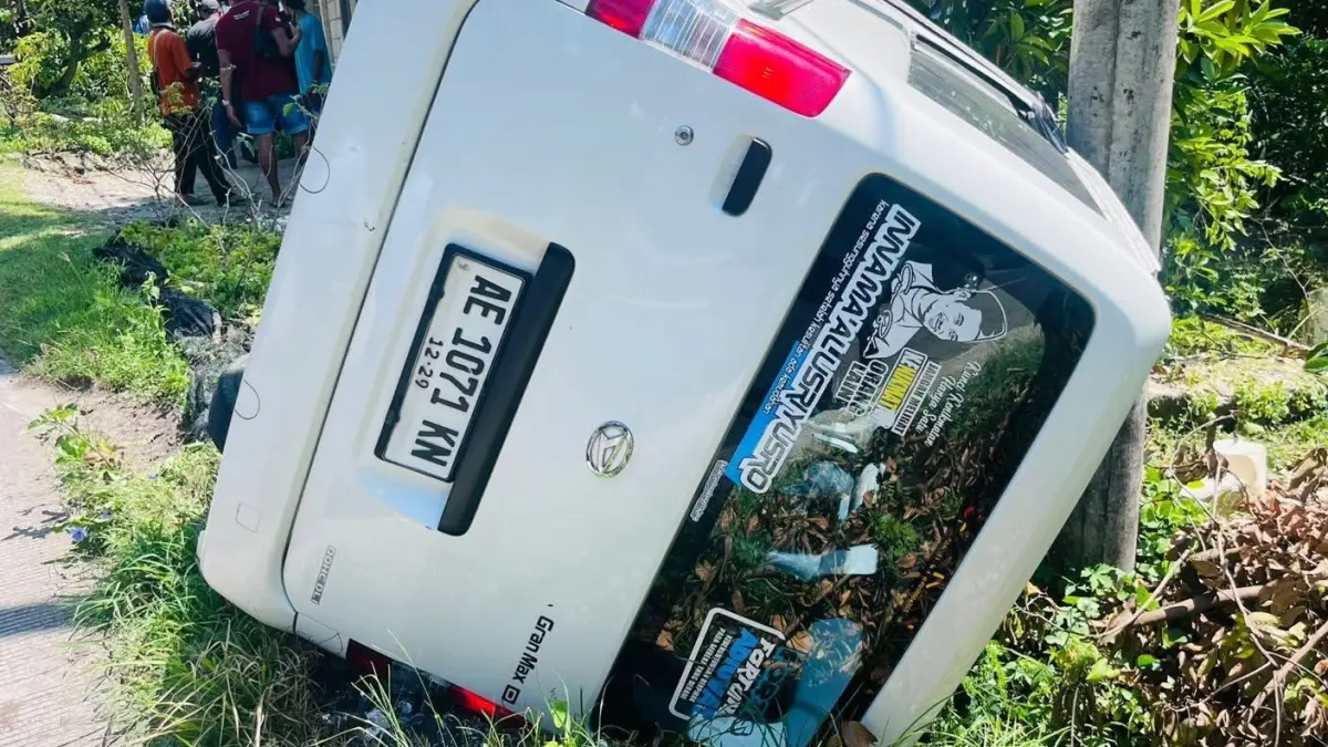 Kondisi mobil Grand Max usai kecelakaan dengan sepeda motor di Jalan Ngawi–Kedunggalar. FOTO: SATLANTAS POLRES NGAWI