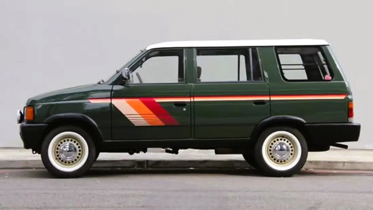 Mobil diesel Isuzu Panther dimodifikasi bergaya retro sehingga tampil kalcer. (INSTAGRAM)