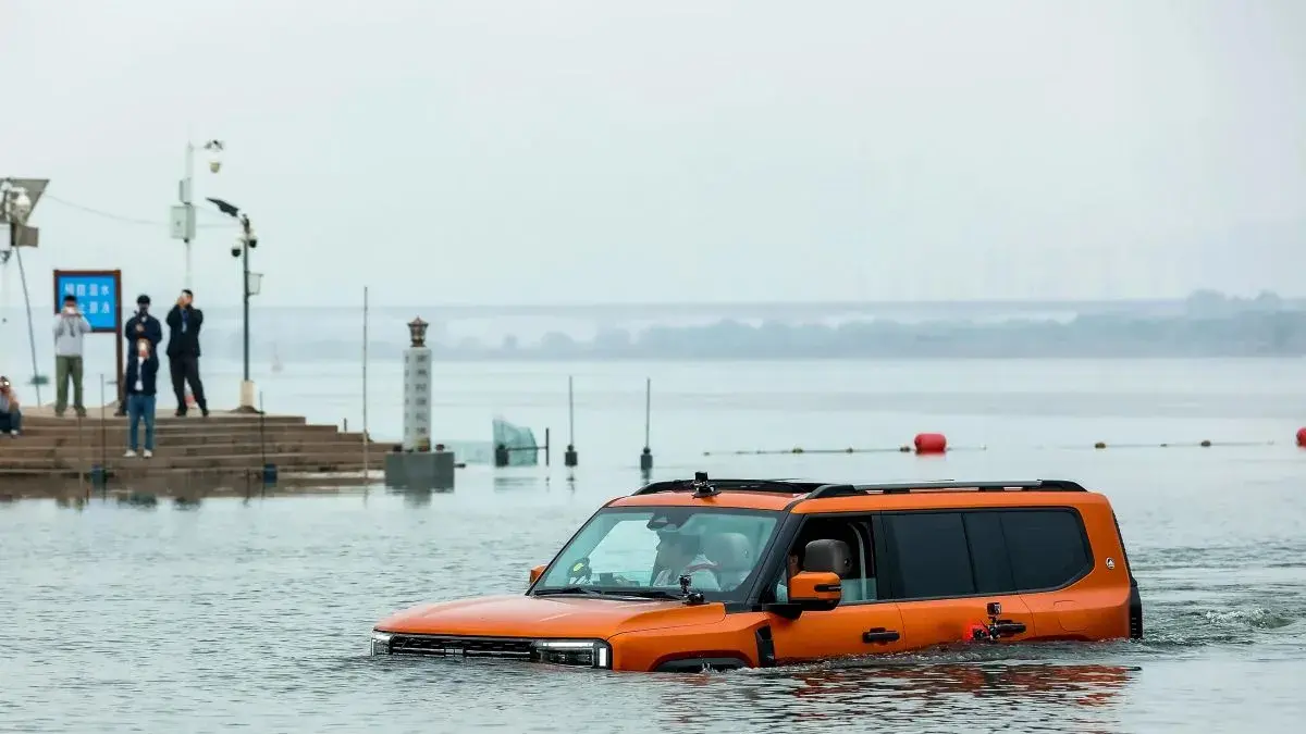 Mobil SUV off road Jetour G700 memecahkan rekor usai berhasil melintas sejauh 1,2 Km di sepanjang Sungai Minjiang, China.
