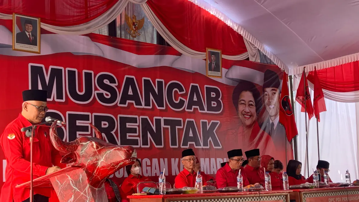 PEREMAJAAN: Kepengurusan PDIP Kabupaten Madiun tingkat kecamatan diisi anak muda. (LODITYA FERNANDEZ/RADAR MADIUN)
