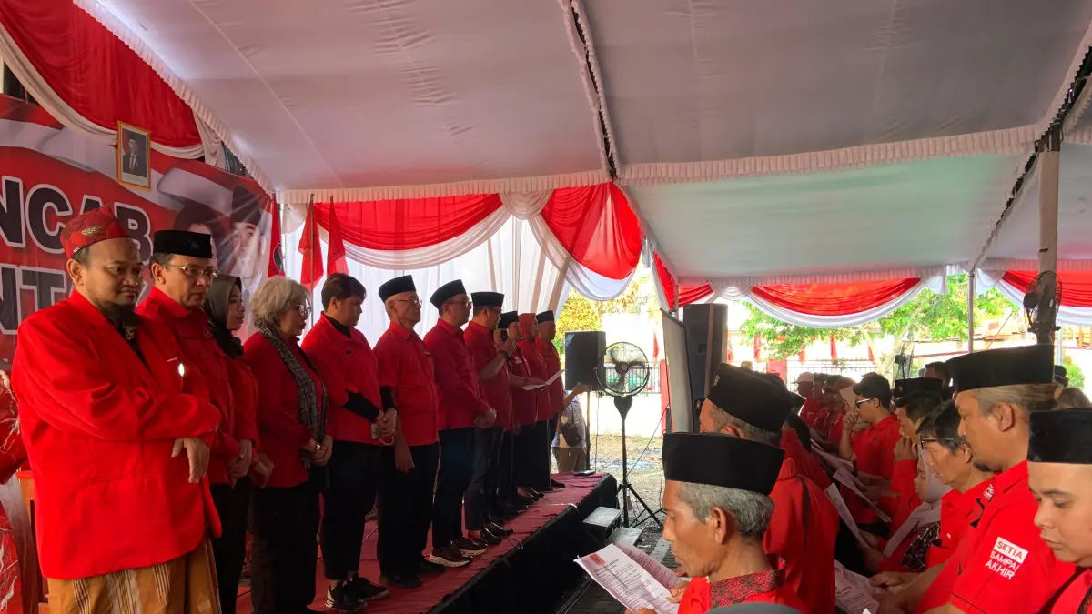 PEREMAJAAN: Kepengurusan PDIP Kabupaten Madiun tingkat kecamatan diisi anak muda. (LODITYA FERNANDEZ/RADAR MADIUN)