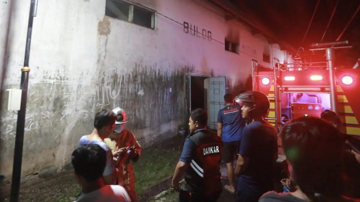 Petugas Damkar Kota Madiun menangani kebakaran. Sepanjang awal 2026 tercatat 14 kejadian, mayoritas skala kecil. BAGAS BIMANTARA/RADAR MADIUN