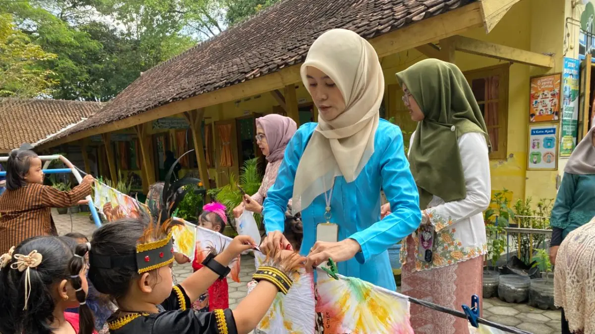 Siswa TK Tunas Rimba Madiun mengikuti kegiatan membatik jumputan dalam peringatan Hari Kartini. ERLITA HERMININGSIH/RADAR MADIUN