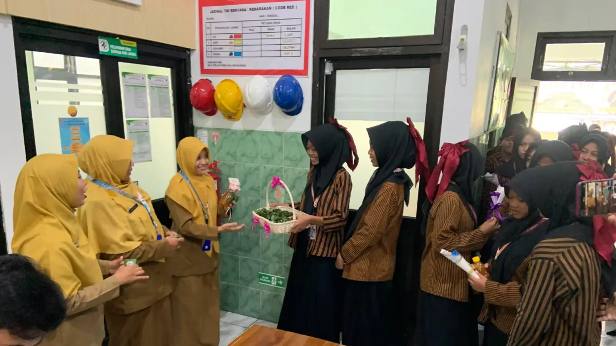 Siswi MTsN 13 Madiun bersepeda membagikan bunga, jamu, dan wajik kepada masyarakat saat peringatan Hari Kartini. LODITYA FERNANDES/RADAR MADIUN