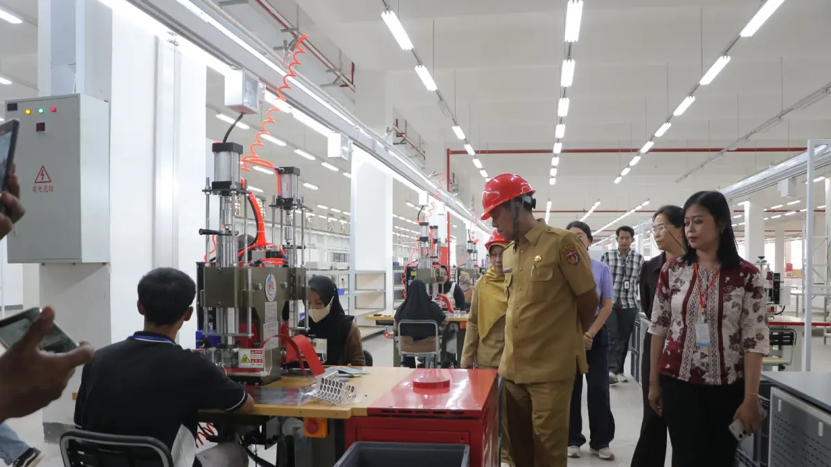 Wabup Ngawi meninjau perusahaan baru yang akan merekrut hingga 10 ribu tenaga kerja di Desa Kandangan. FOTO: DISKOMINFO NGAWI