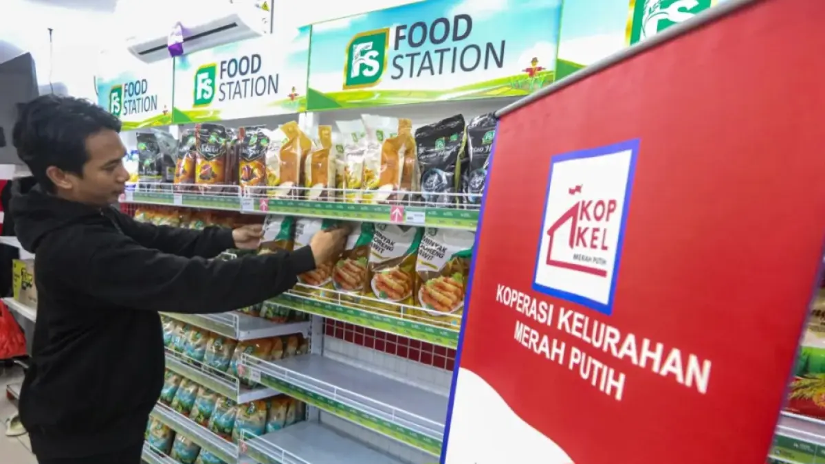 Warga berbelanja di salah satu Koperasi Desa/Kelurahan Merah Putih (KDKMP) Melawai di Jakarta, Selasa (7/4/2026). (Salman Toyibi/Jawa Pos)