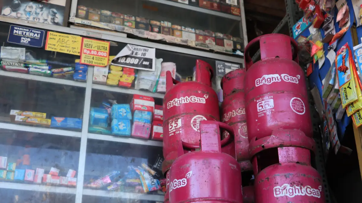 Aktivitas penjualan LPG di Ponorogo. Harga bright gas melonjak tajam dalam sebulan terakhir. SUGENG DWI N/RADAR PONOROGO
