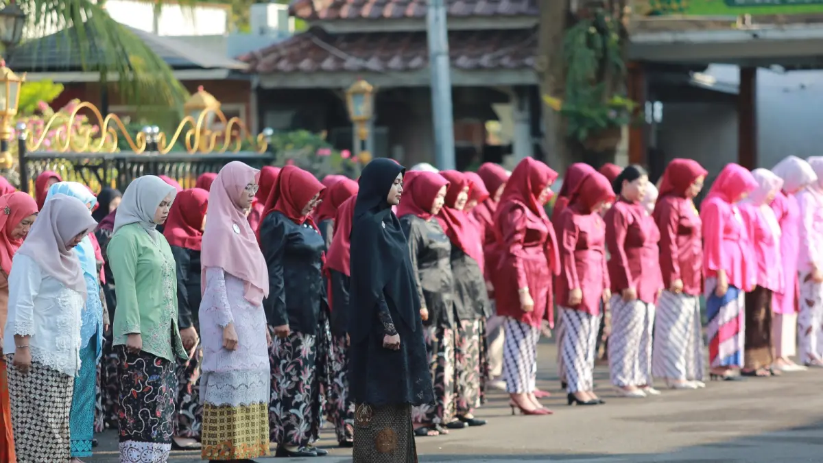Apel peringatan Hari Kartini di Balai Kota Madiun, menegaskan peran perempuan dalam pembangunan daerah. BAGAS BIMANTARA/RADAR MADIUN