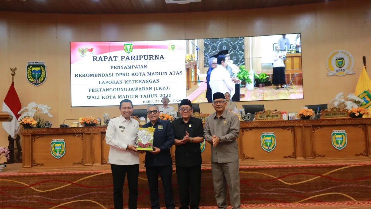 DPRD Kota Madiun menyerahkan rekomendasi LKPJ 2025 kepada Plt Wali Kota dalam rapat paripurna. FOTO: BAGAS BIMANTARA/RADAR MADIUN