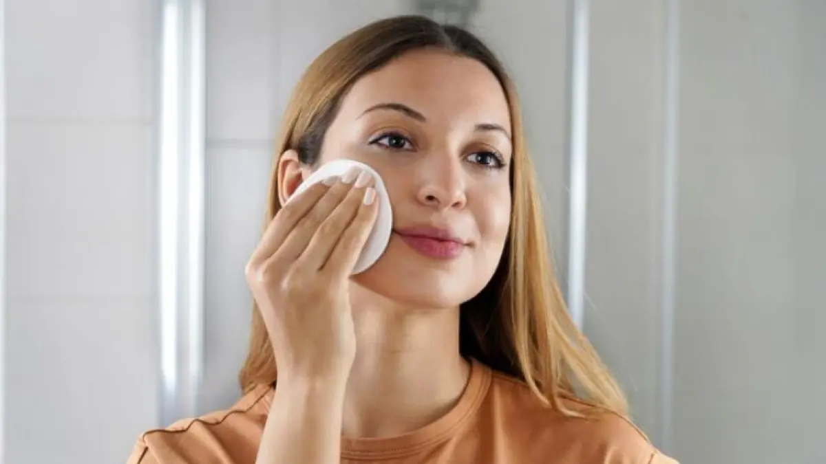 Ilustrasi membersihkan makeup. (freepik)