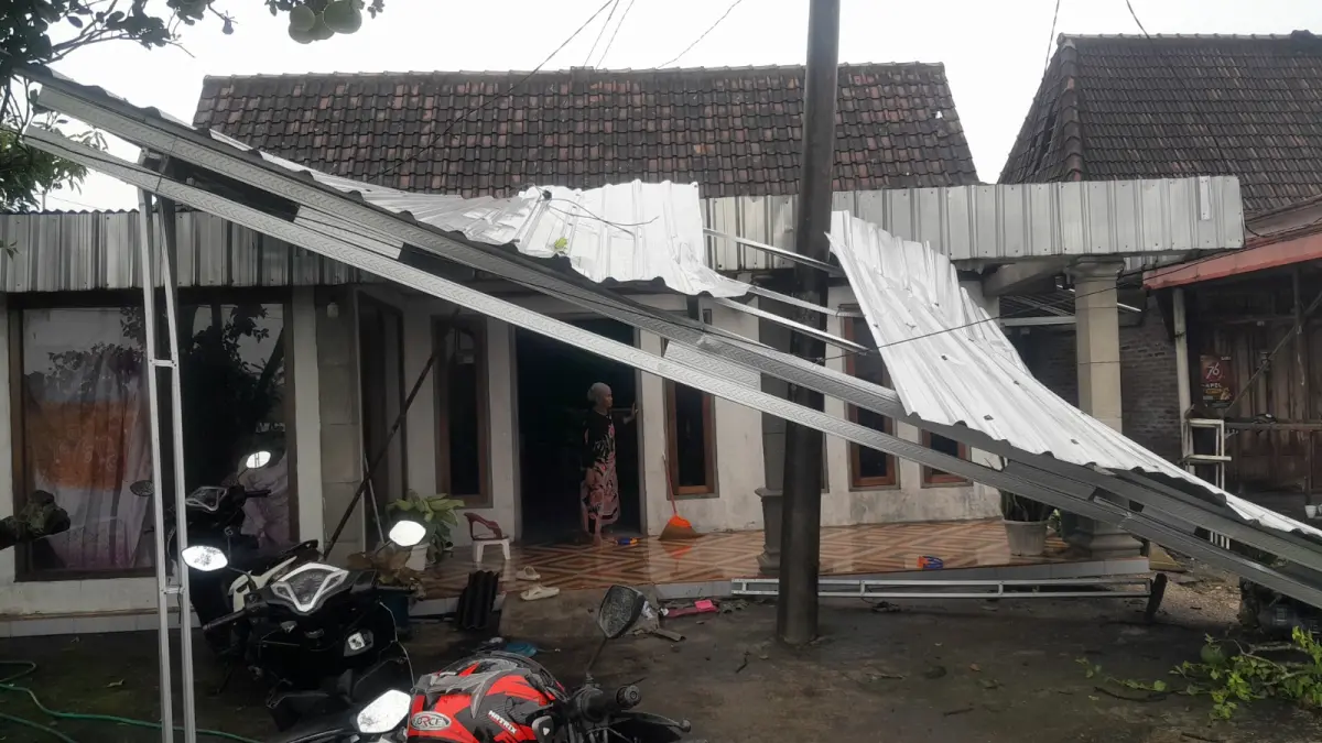 Kondisi rumah warga Desa Semen, Ngawi, usai diterjang angin puting beliung yang merusak atap. FOTO: ASEP SYAEFUL/RADAR NGAWI