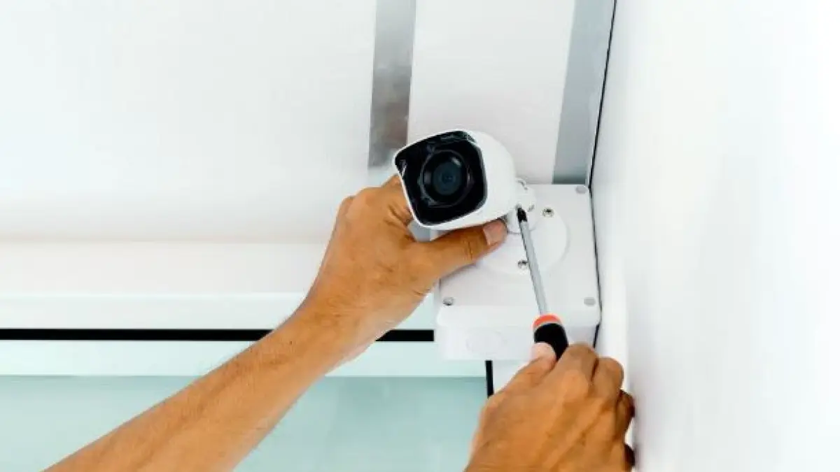 Memasang CCTV di rumah. 