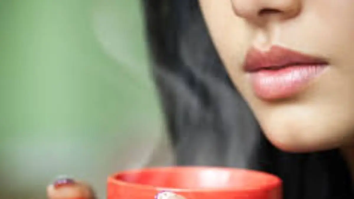 Minum air hangat pagi hari. 